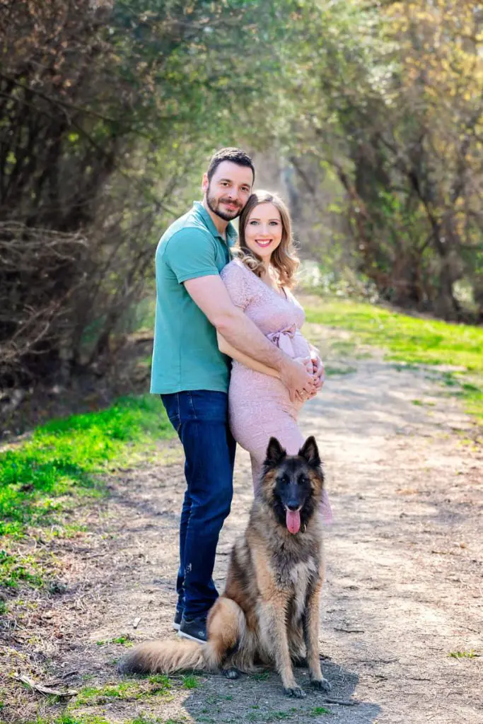 profi páros szabadtéri kismama fotózás Budapesten kutyával