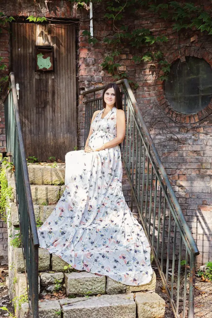 szabadtéri profi kismama fotózás egyedi kismama ruhában női fotóssal