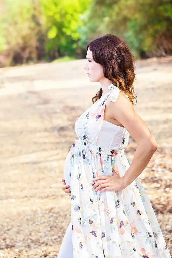szabadtéri profi kismama fotózás egyedi kismama ruhában női fotóssal