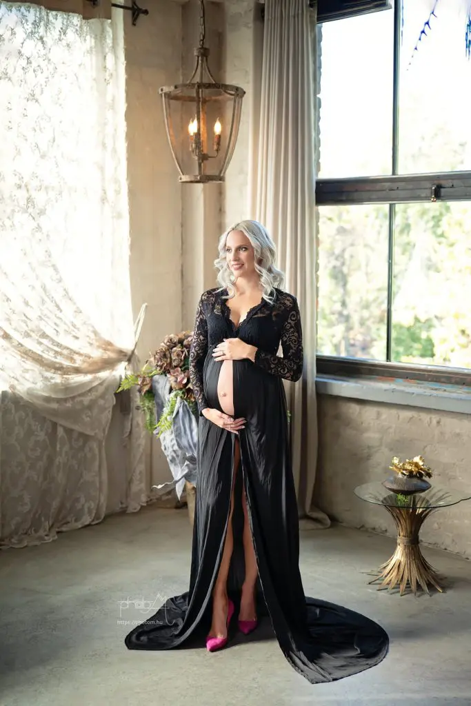 profi kismama fotózás Budapesten stúdióban egyedi kismama ruhában