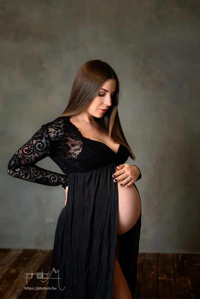 profi letisztult kismama fotózás Budapesten stúdióban egyedi kismama ruhában