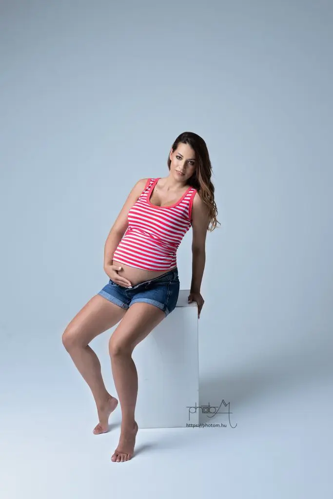 profi letisztult kismama fotózás Budapesten stúdióban egyedi kismama ruhában
