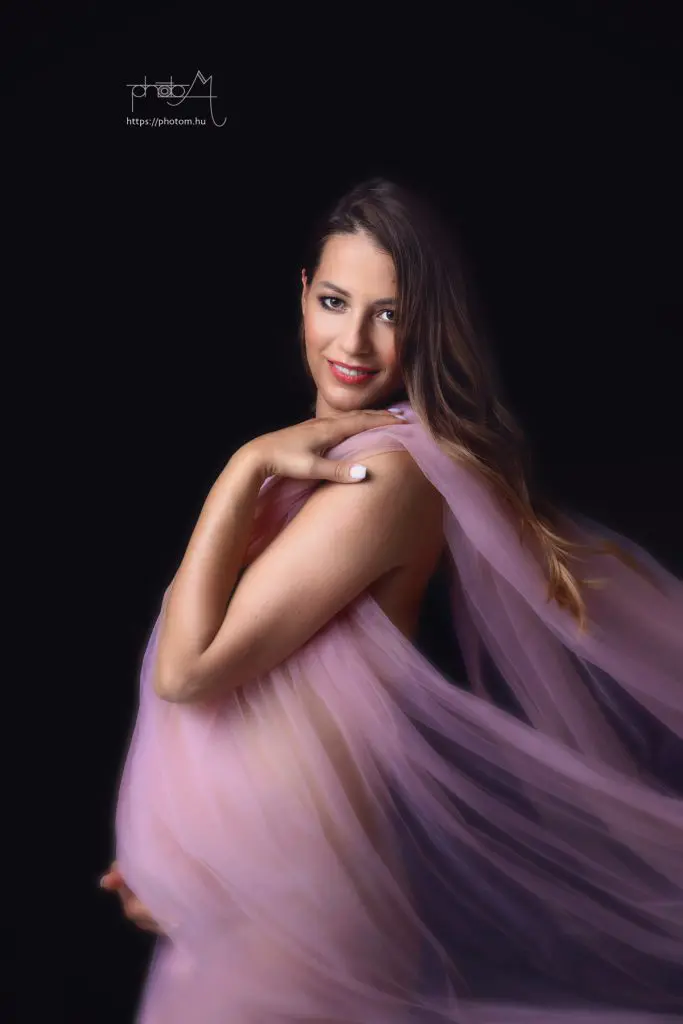 profi letisztult kismama fotózás Budapesten stúdióban egyedi kismama ruhában