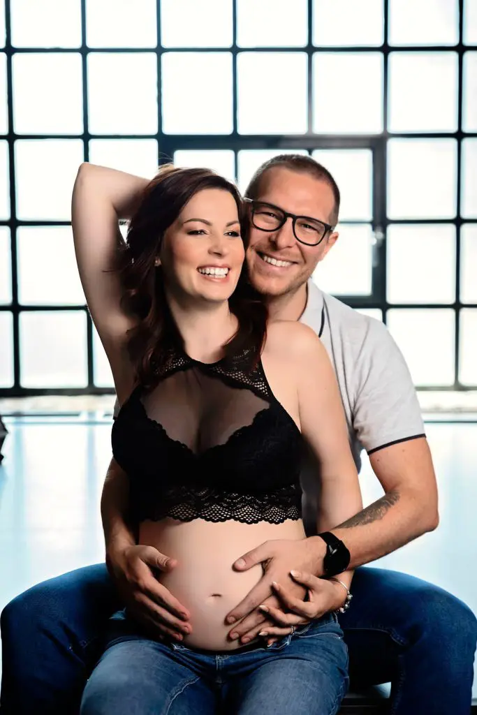 profi páros kismama fotózás Budapesten stúdióban egyedi kismama ruhában