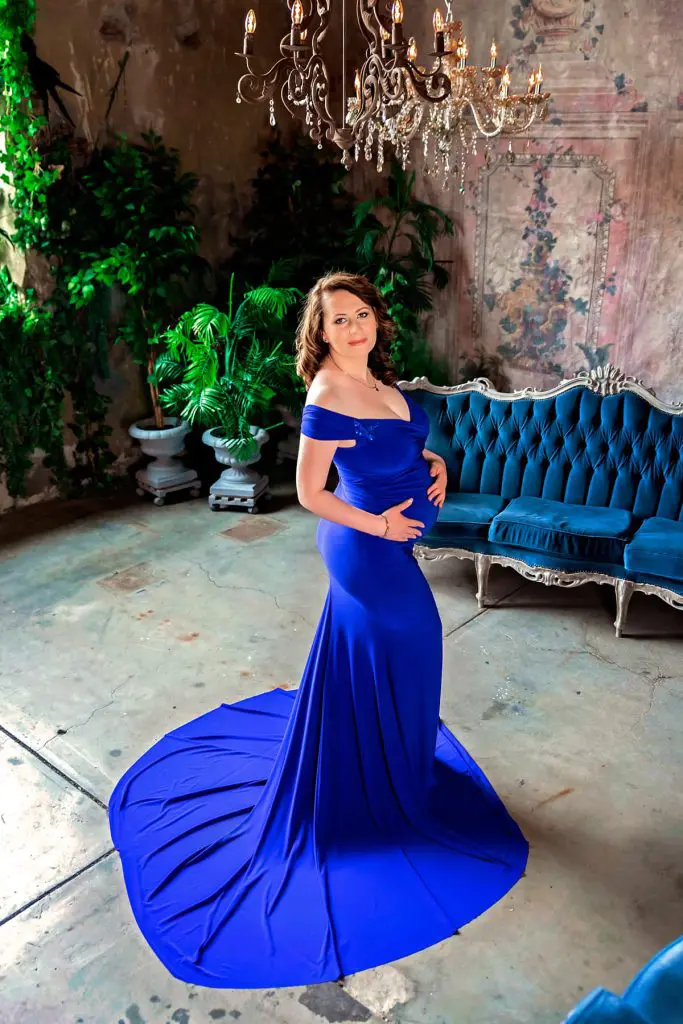 profi kismama fotózás Budapesten stúdióban egyedi kismama ruhában