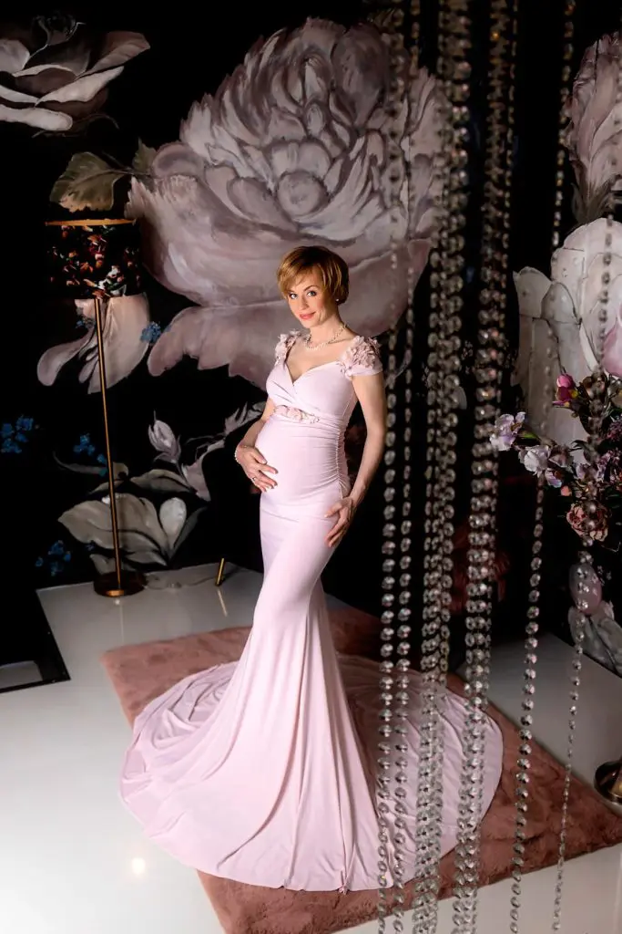 profi kismama fotózás Budapesten stúdióban egyedi kismama ruhában