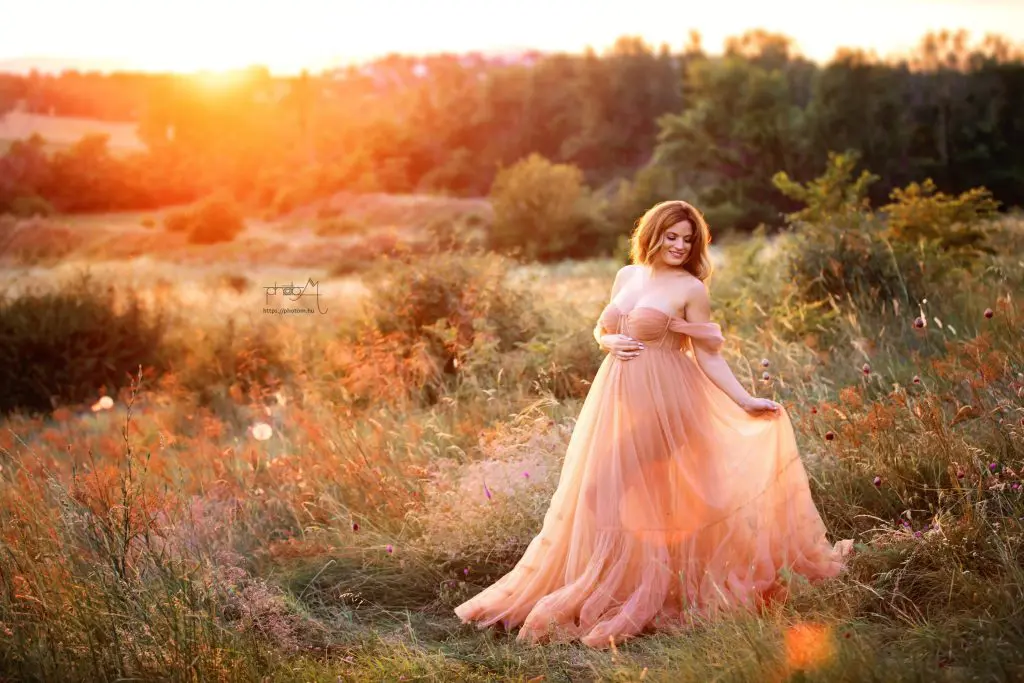 szabadtéri profi kismama fotózás egyedi kismama ruhában női fotóssal