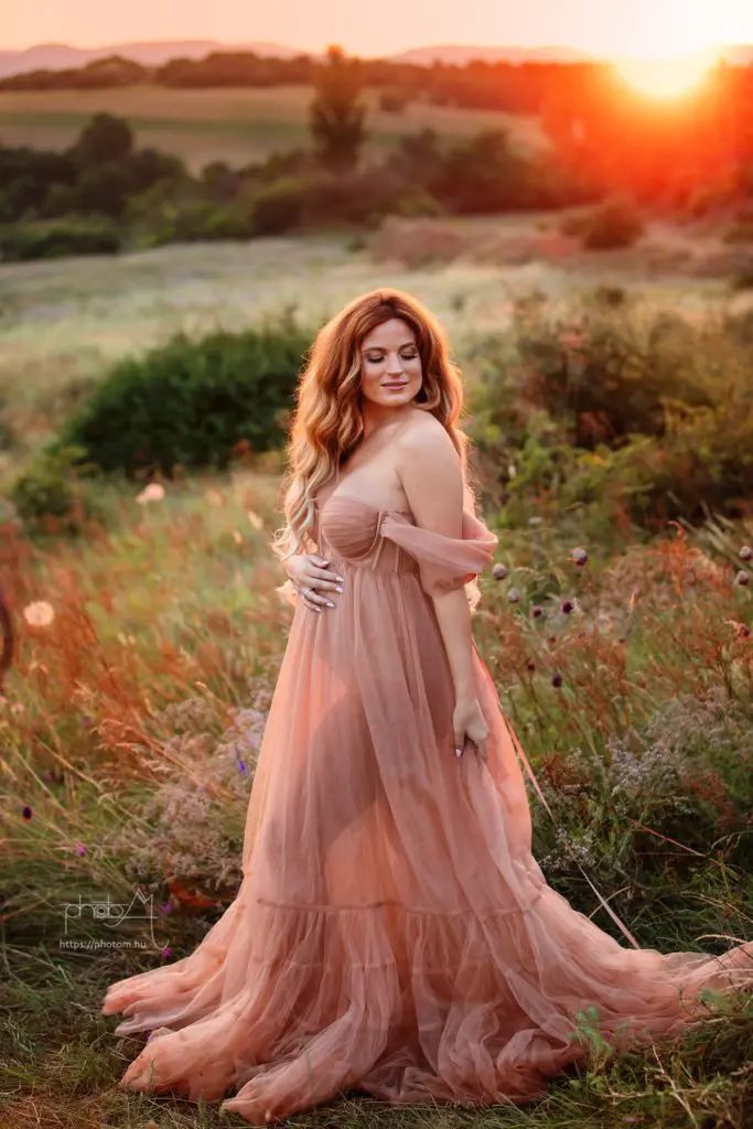 szabadtéri profi kismama fotózás egyedi kismama ruhában női fotóssal