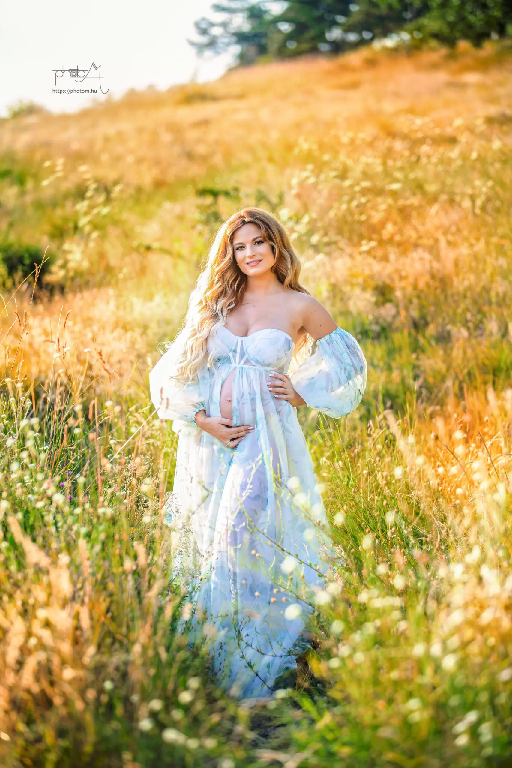 szabadtéri profi kismama fotózás egyedi kismama ruhában női fotóssal