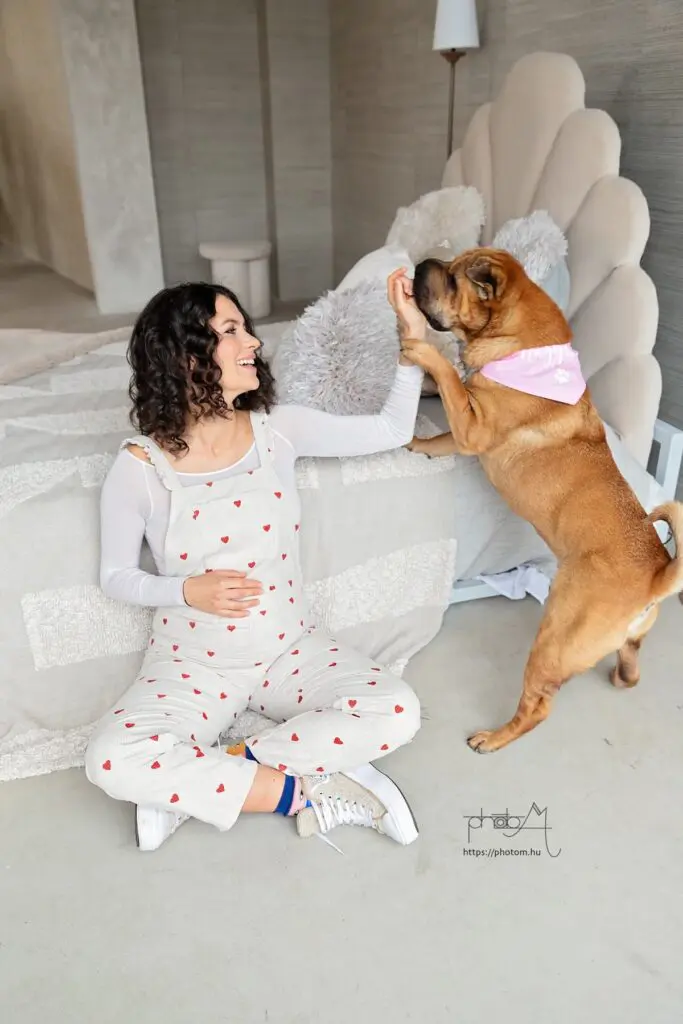 profi kismama fotózás Budapesten stúdióban