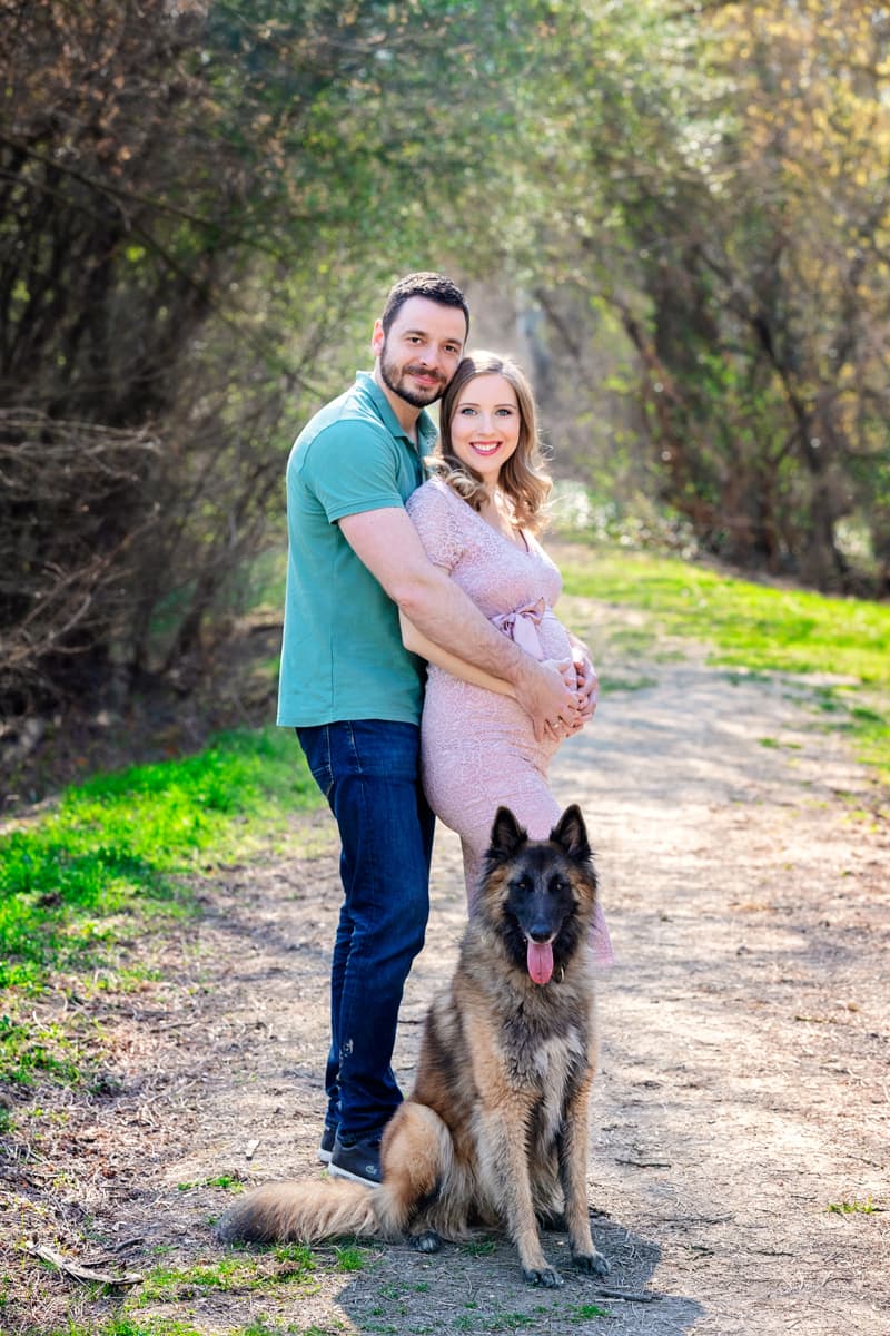 profi páros szabadtéri kismama fotózás Budapesten kutyával