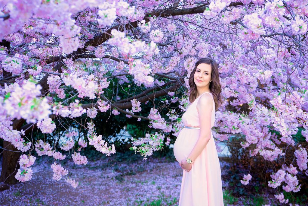 szabadtéri profi kismama fotózás egyedi kismama ruhában női fotóssal