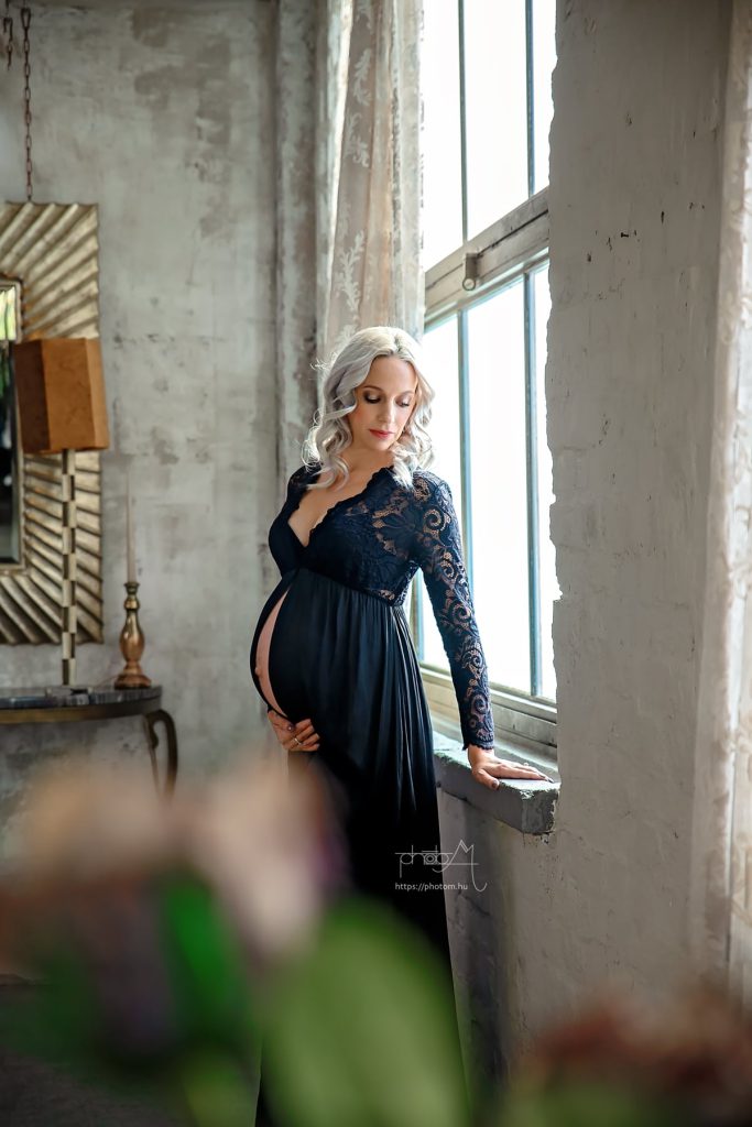 profi kismama fotózás Budapesten stúdióban egyedi kismama ruhában