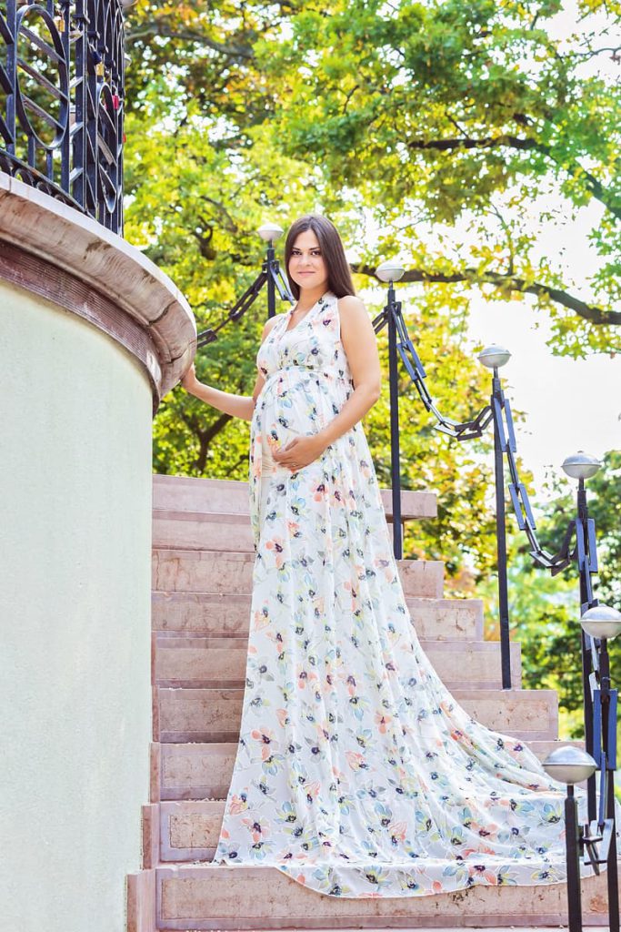 szabadtéri profi kismama fotózás egyedi kismama ruhában női fotóssal