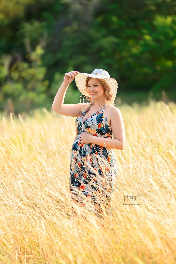 szabadtéri profi kismama fotózás egyedi kismama ruhában női fotóssal