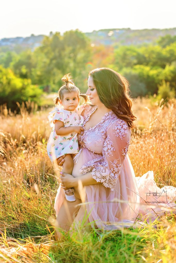 szabadtéri profi kismama fotózás egyedi kismama ruhában női fotóssal