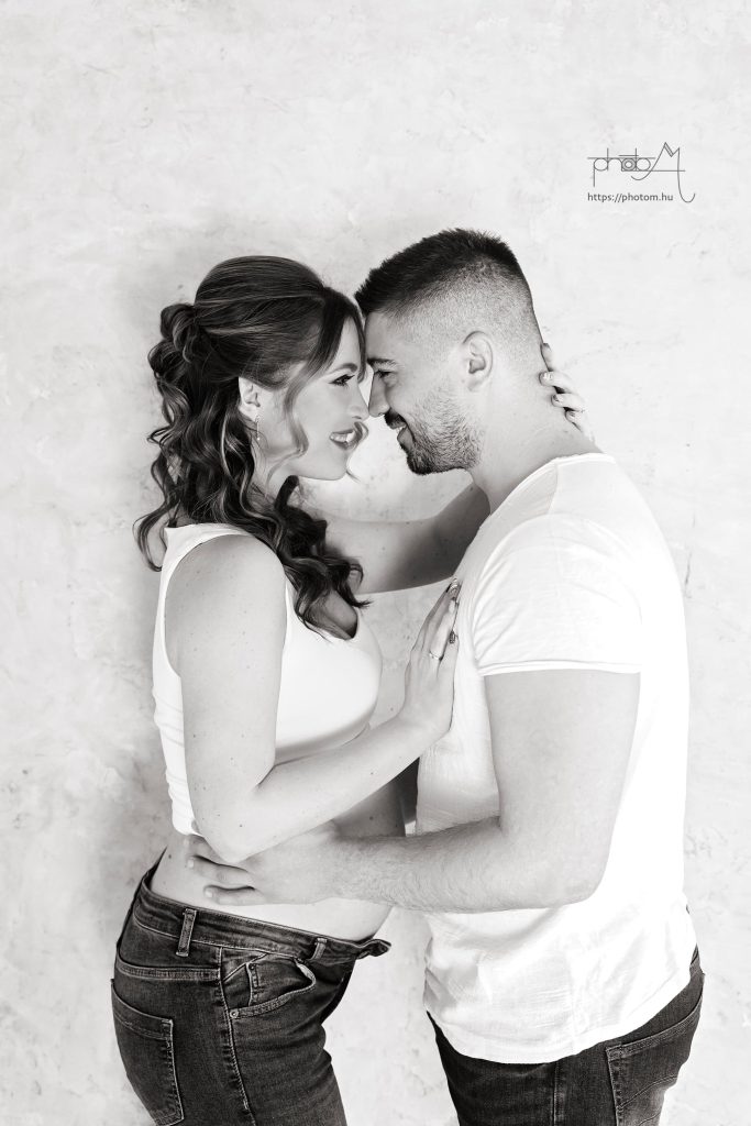 profi letisztult páros kismama fotózás Budapesten stúdióban egyedi kismama ruhában