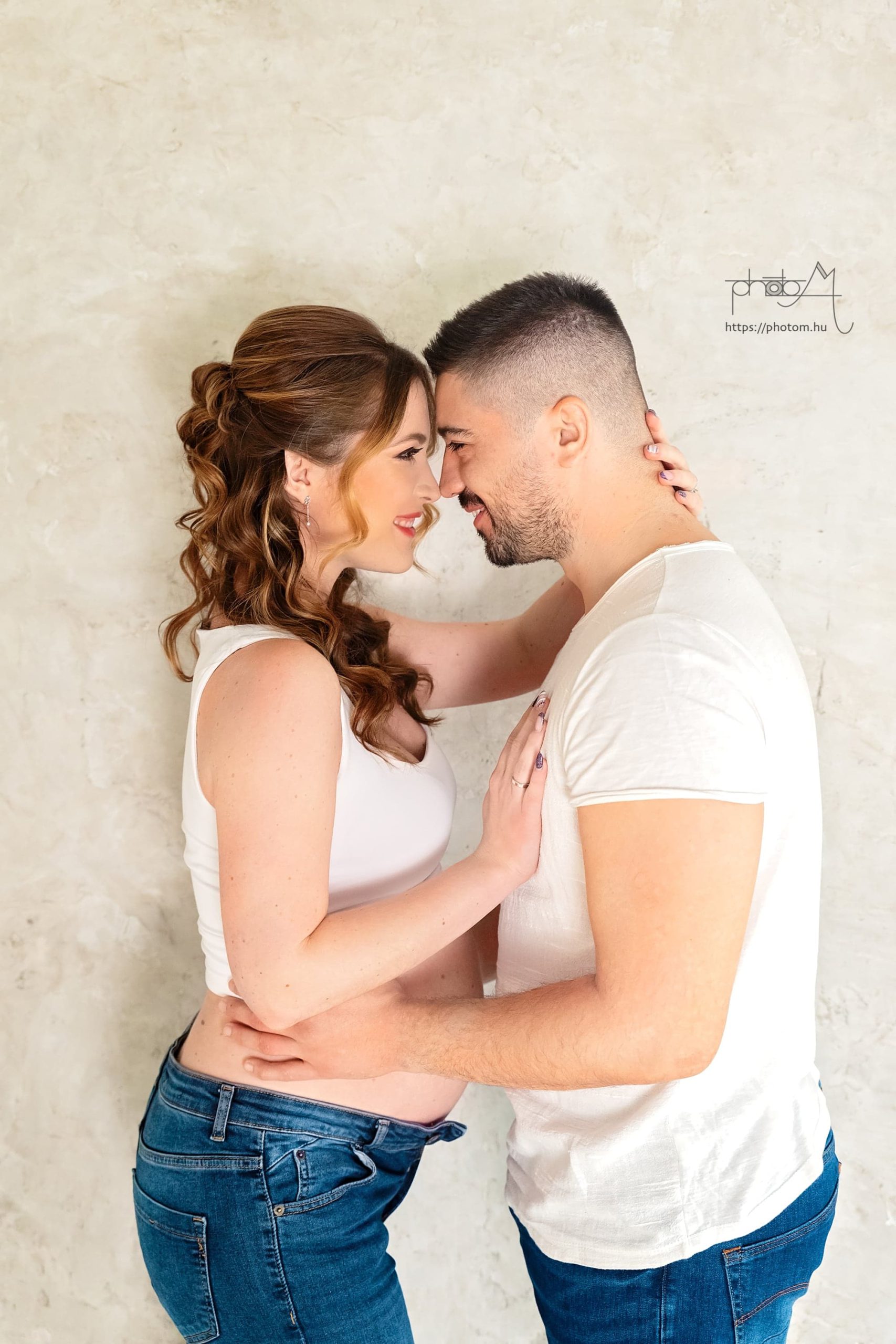 profi letisztult páros kismama fotózás Budapesten stúdióban egyedi kismama ruhában