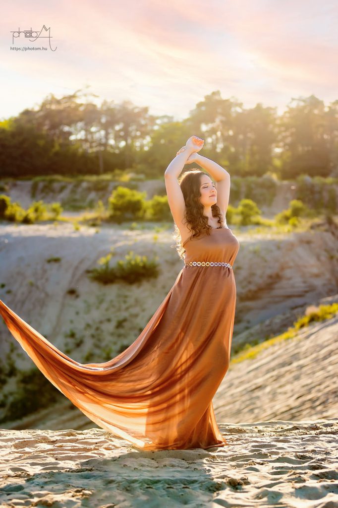 szabadtéri profi kismama fotózás egyedi kismama ruhában női fotóssal
