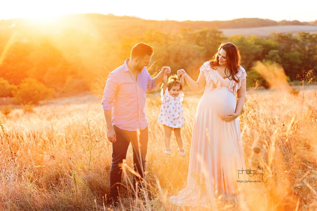 profi páros családi szabadtéri kismama fotózás Budapesten