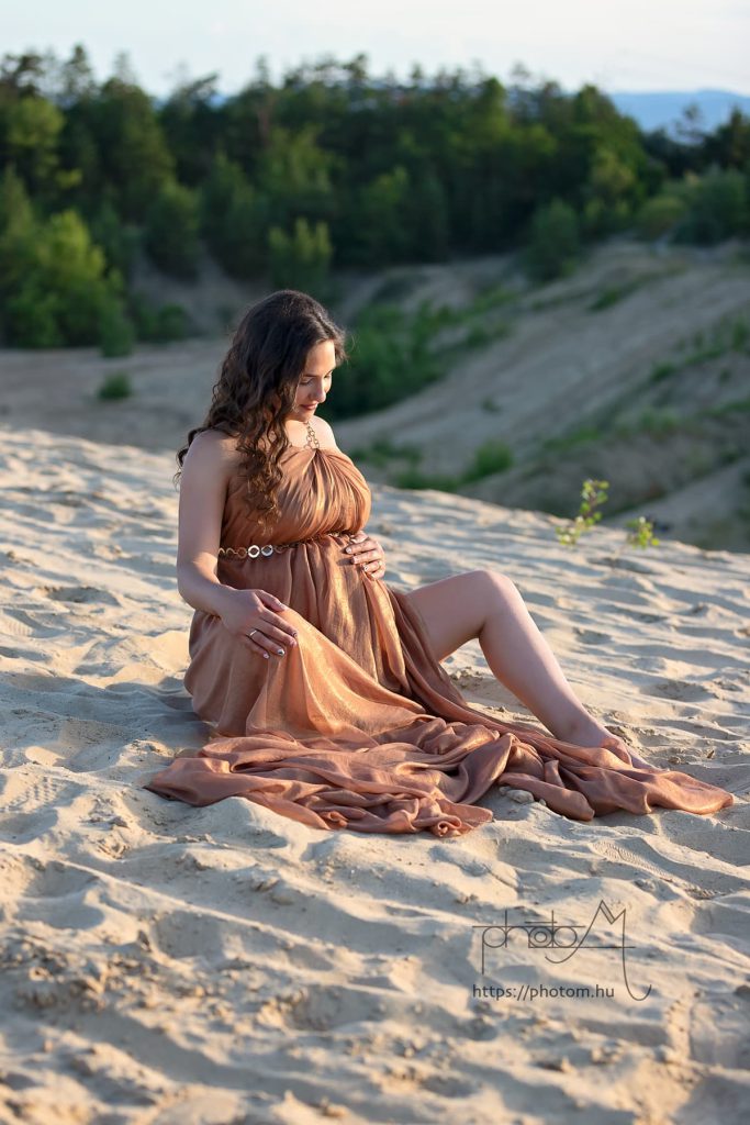 szabadtéri profi kismama fotózás egyedi kismama ruhában női fotóssal