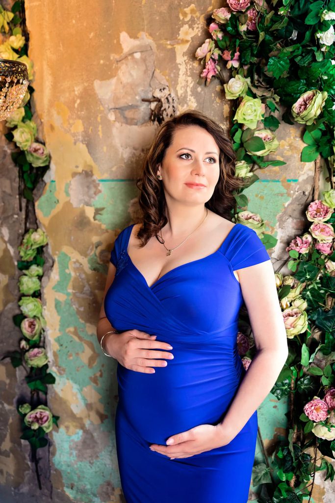 profi kismama fotózás Budapesten stúdióban egyedi kismama ruhában