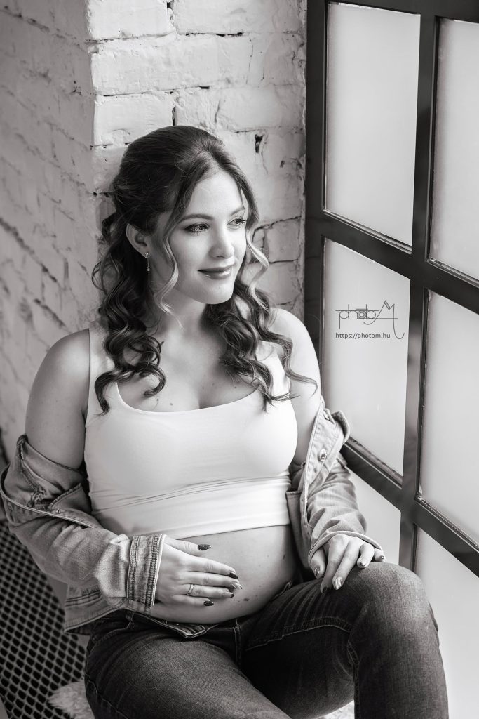 profi kismama fotózás Budapesten stúdióban egyedi kismama ruhában