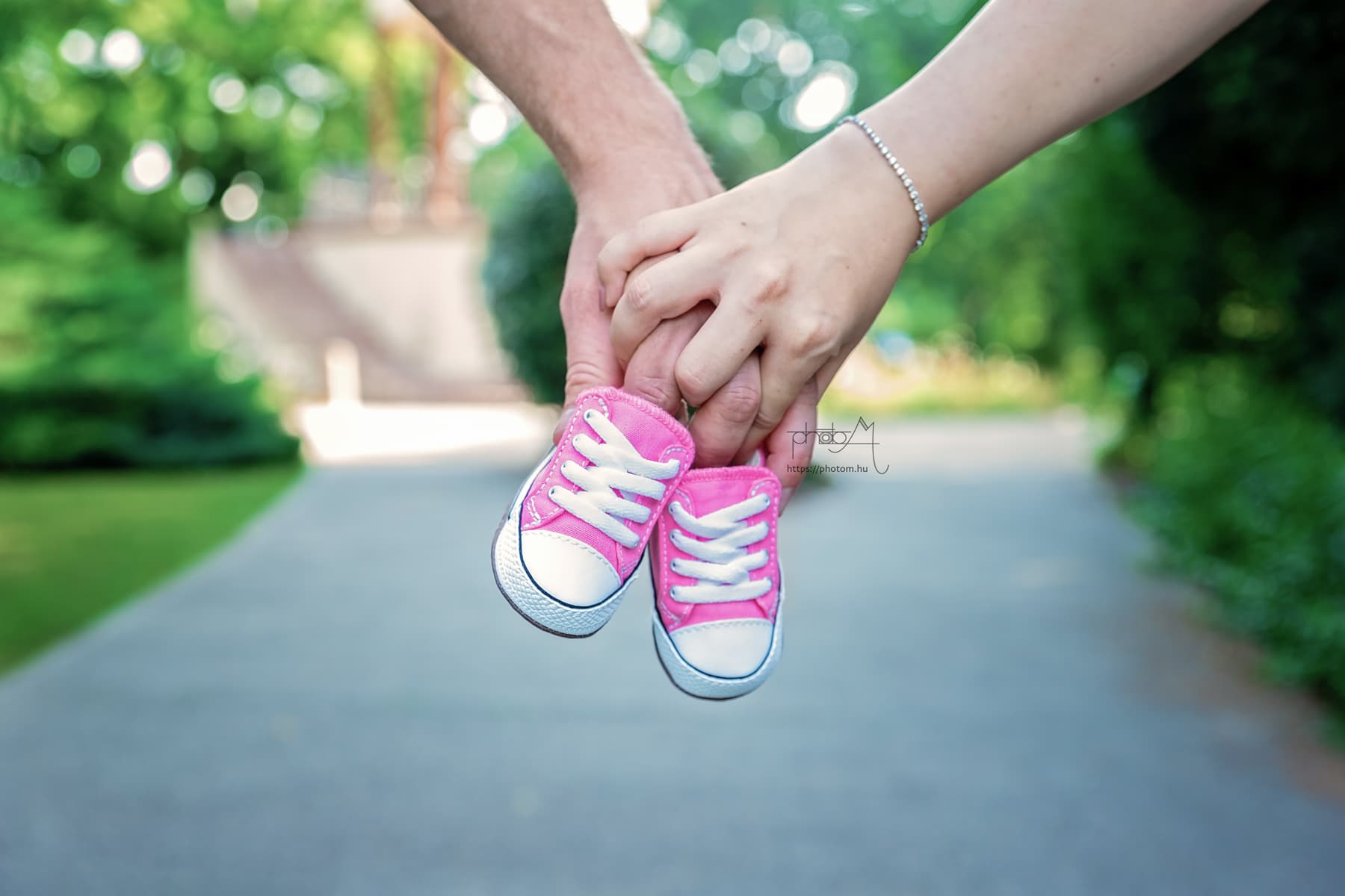 szabadtéri profi páros kismama fotózás egyedi kismama ruhában női fotóssal