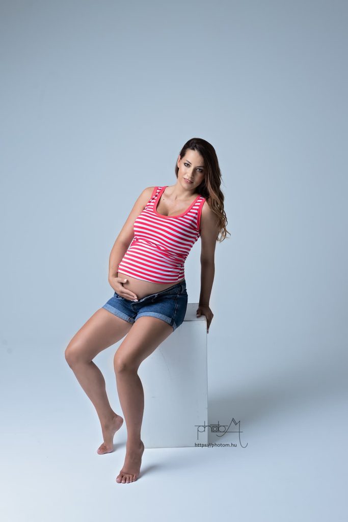 profi letisztult kismama fotózás Budapesten stúdióban egyedi kismama ruhában