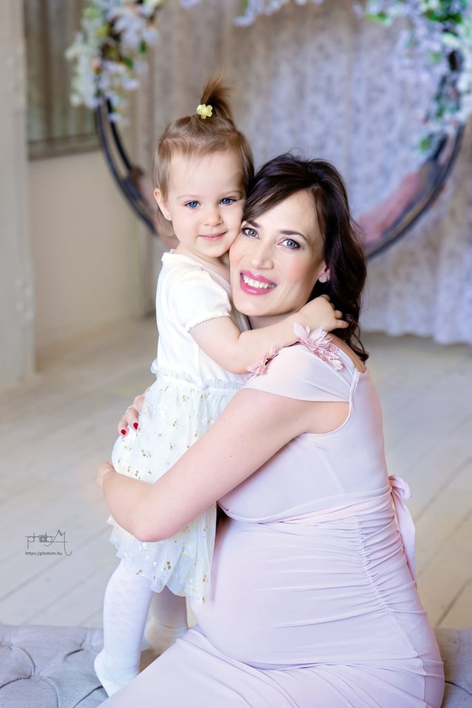 profi kismama fotózás Budapesten stúdióban egyedi kismama ruhában