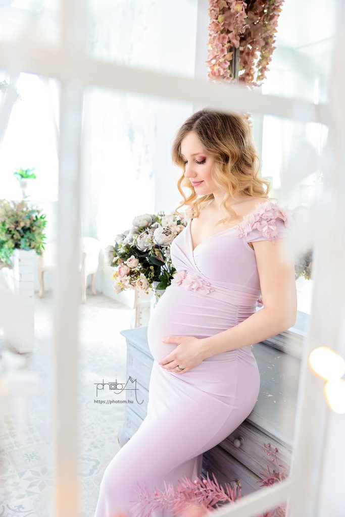 profi kismama fotózás Budapesten stúdióban egyedi kismama ruhában