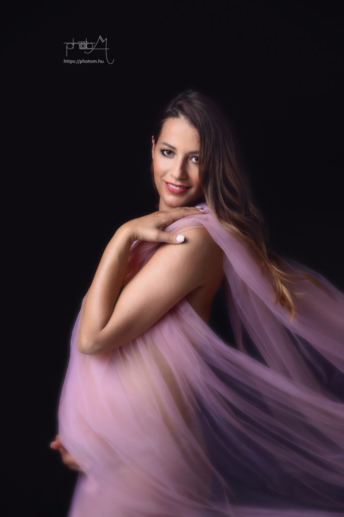 profi letisztult kismama fotózás Budapesten stúdióban egyedi kismama ruhában
