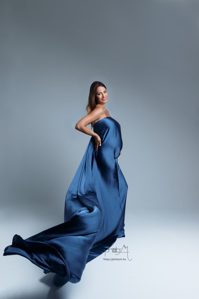 profi letisztult kismama fotózás Budapesten stúdióban egyedi kismama ruhában