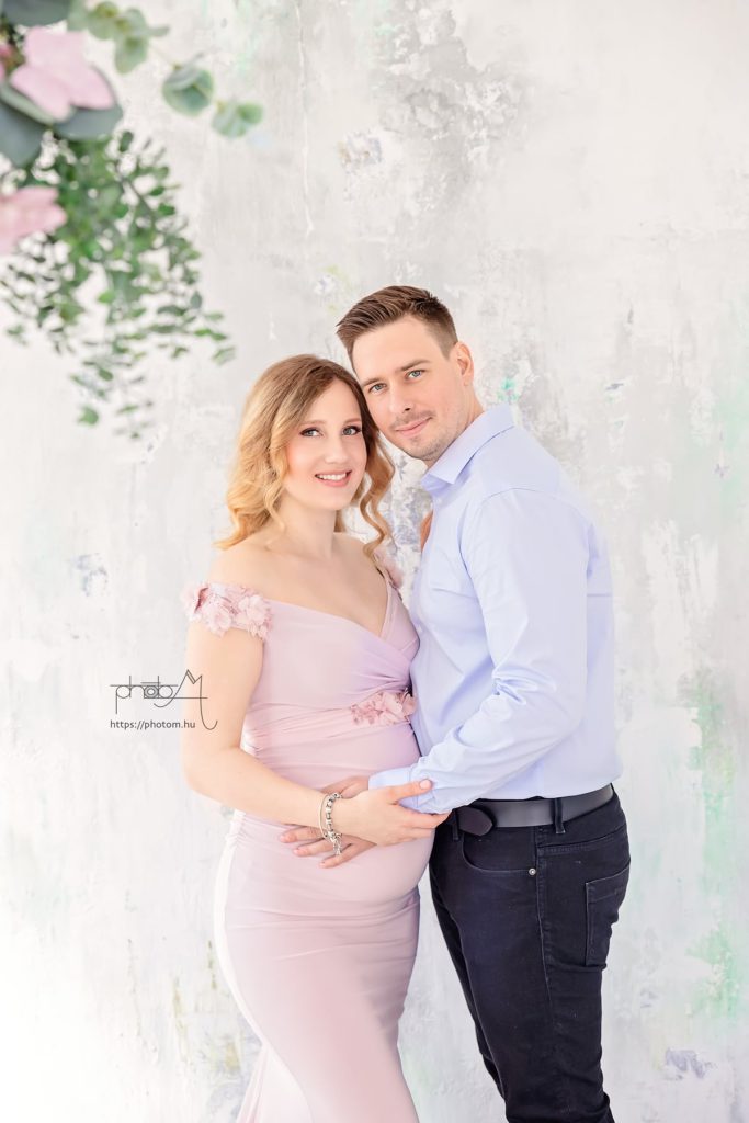 profi páros kismama fotózás Budapesten stúdióban egyedi kismama ruhában