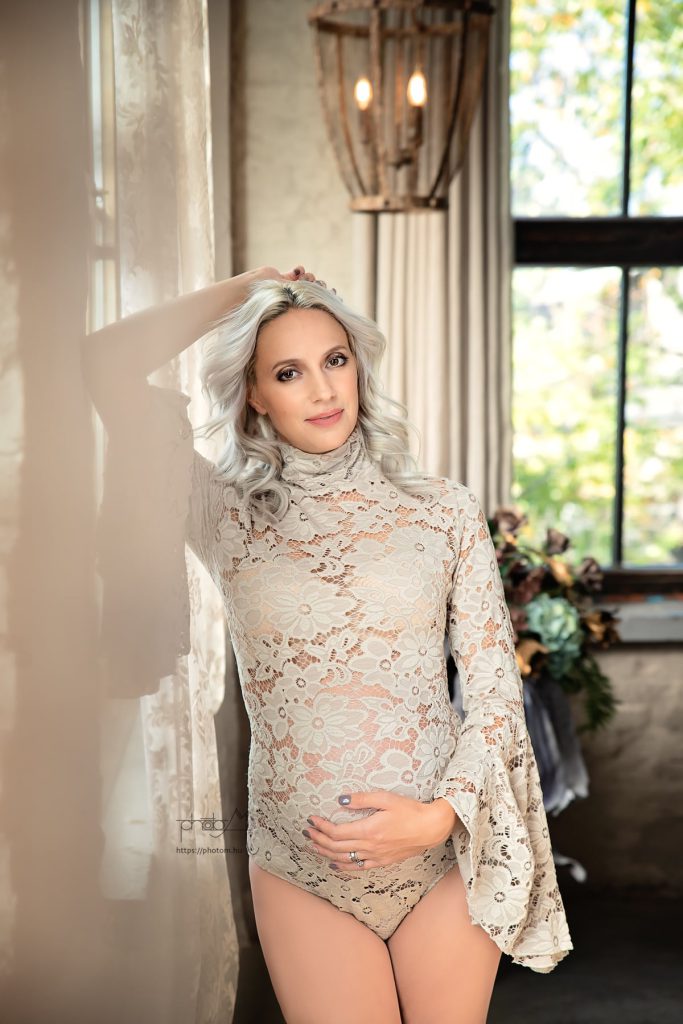 profi kismama fotózás Budapesten stúdióban egyedi kismama ruhában