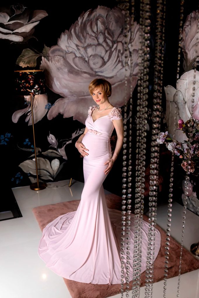 profi kismama fotózás Budapesten stúdióban egyedi kismama ruhában