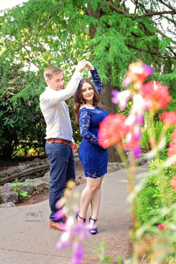 szabadtéri profi páros kismama fotózás egyedi kismama ruhában női fotóssal