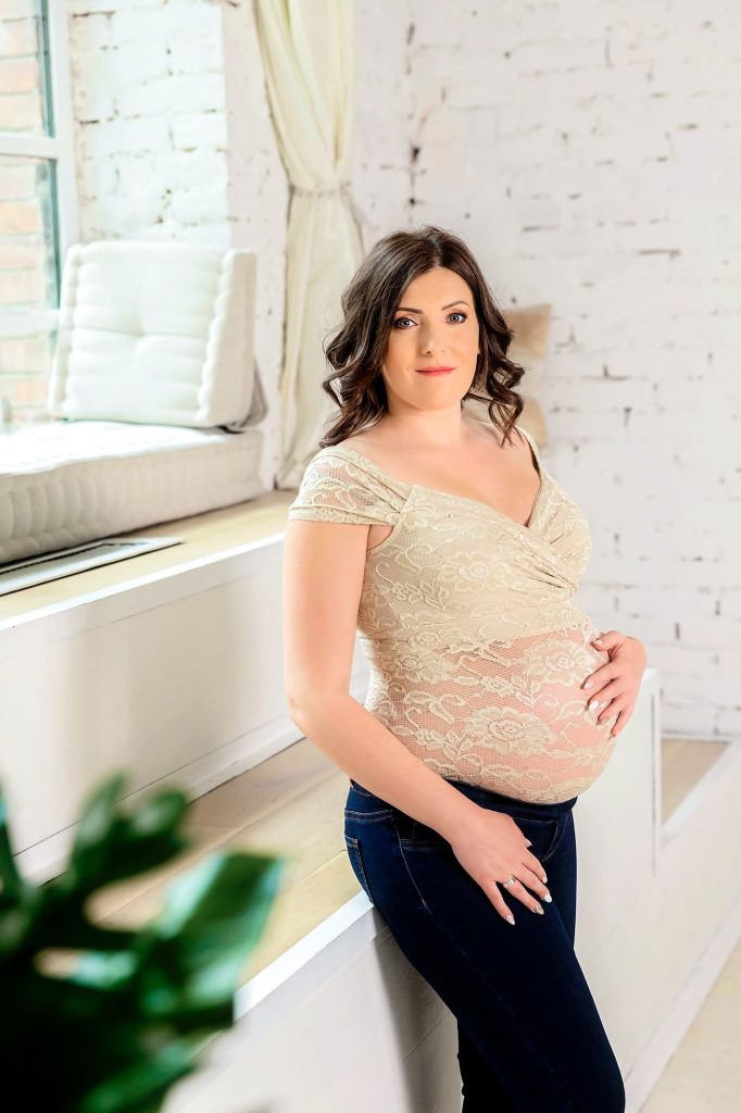 profi kismama fotózás Budapesten stúdióban