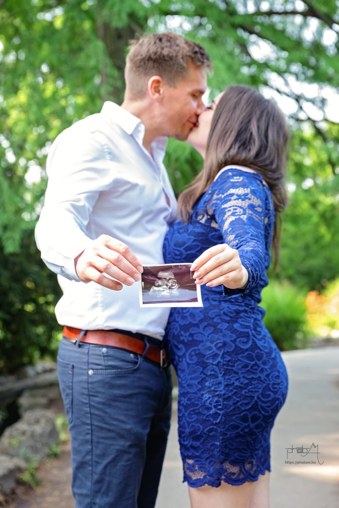 szabadtéri profi páros kismama fotózás egyedi kismama ruhában női fotóssal