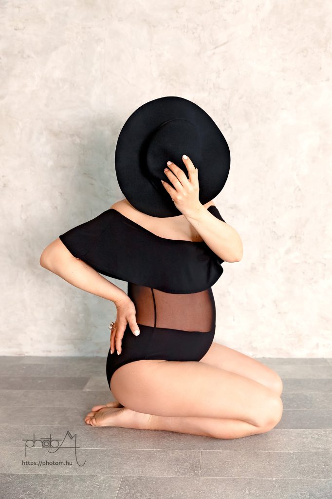 profi letisztult kismama fotózás Budapesten stúdióban egyedi kismama ruhában
