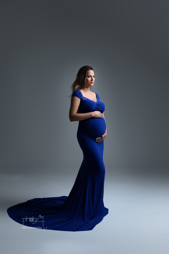 profi letisztult kismama fotózás Budapesten stúdióban egyedi kismama ruhában