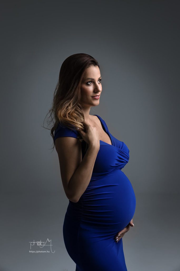 profi letisztult kismama fotózás Budapesten stúdióban egyedi kismama ruhában