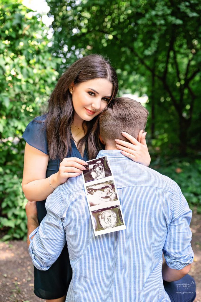 szabadtéri profi páros kismama fotózás egyedi kismama ruhában női fotóssal