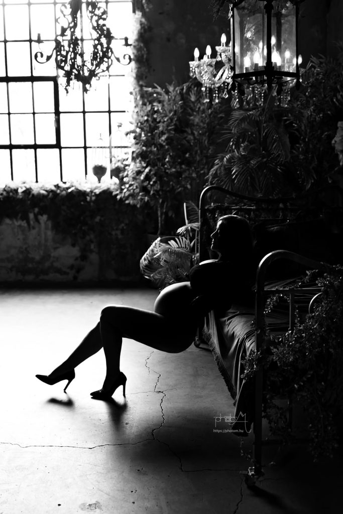 profi kismama fotózás Budapesten stúdióban egyedi kismama ruhában