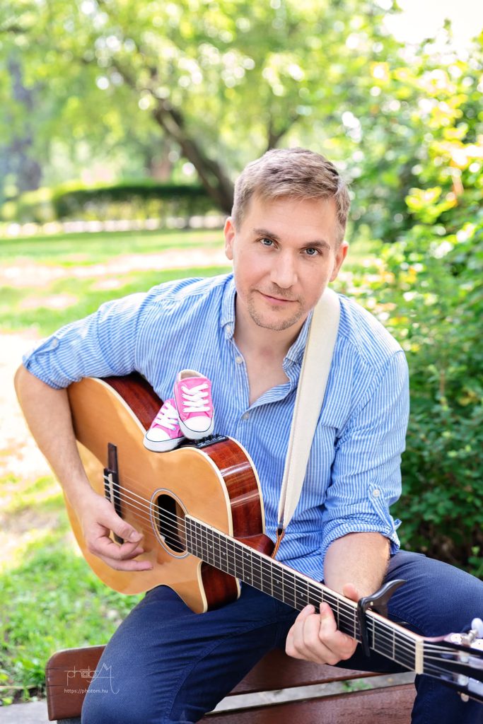 szabadtéri profi páros kismama fotózás egyedi kismama ruhában női fotóssal