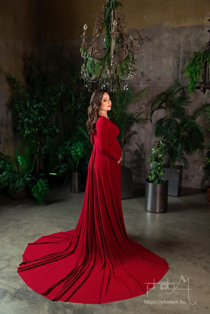 profi kismama fotózás Budapesten stúdióban egyedi kismama ruhában