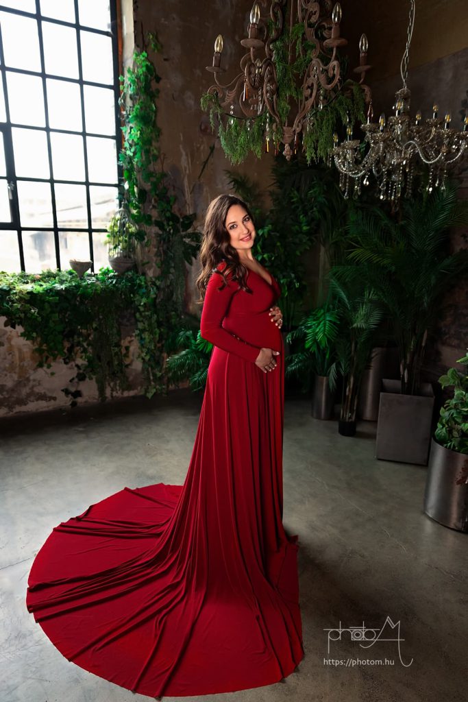 profi kismama fotózás Budapesten stúdióban egyedi kismama ruhában