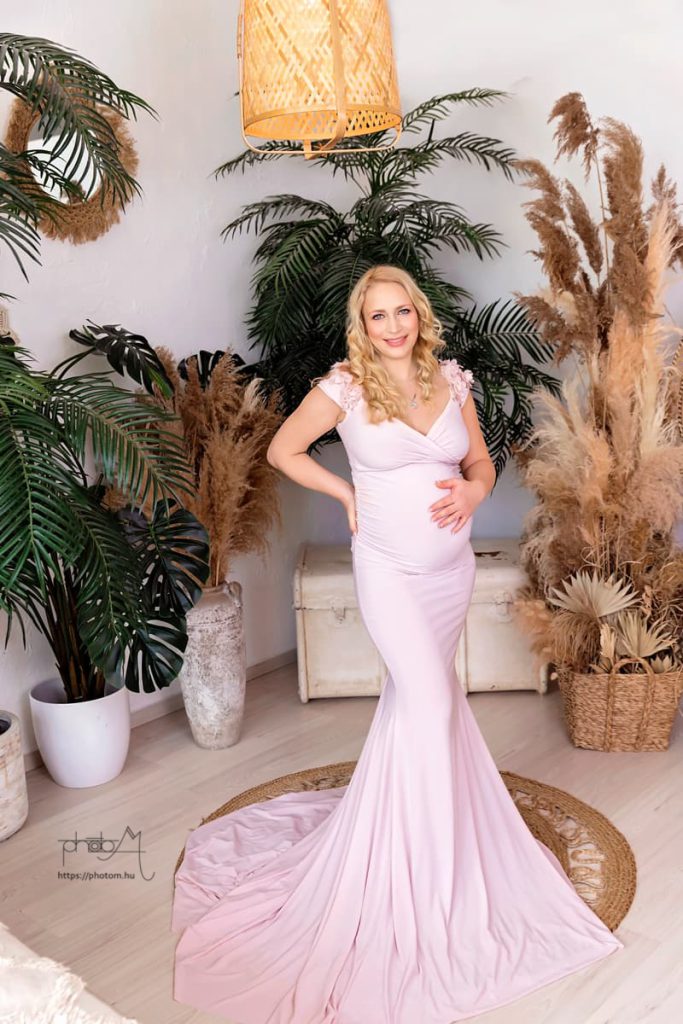 profi kismama fotózás Budapesten stúdióban egyedi kismama ruhában