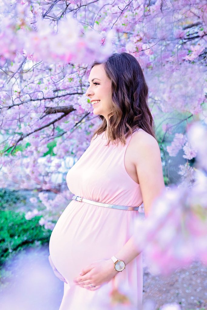 szabadtéri profi kismama fotózás egyedi kismama ruhában női fotóssal