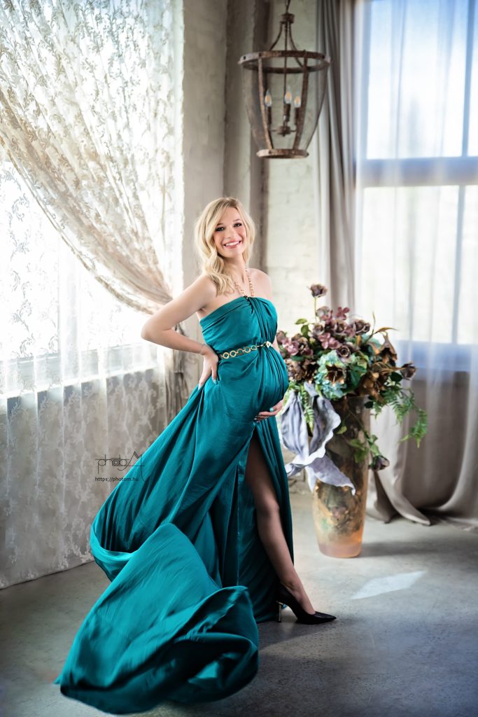 profi kismama fotózás Budapesten stúdióban egyedi kismama ruhában